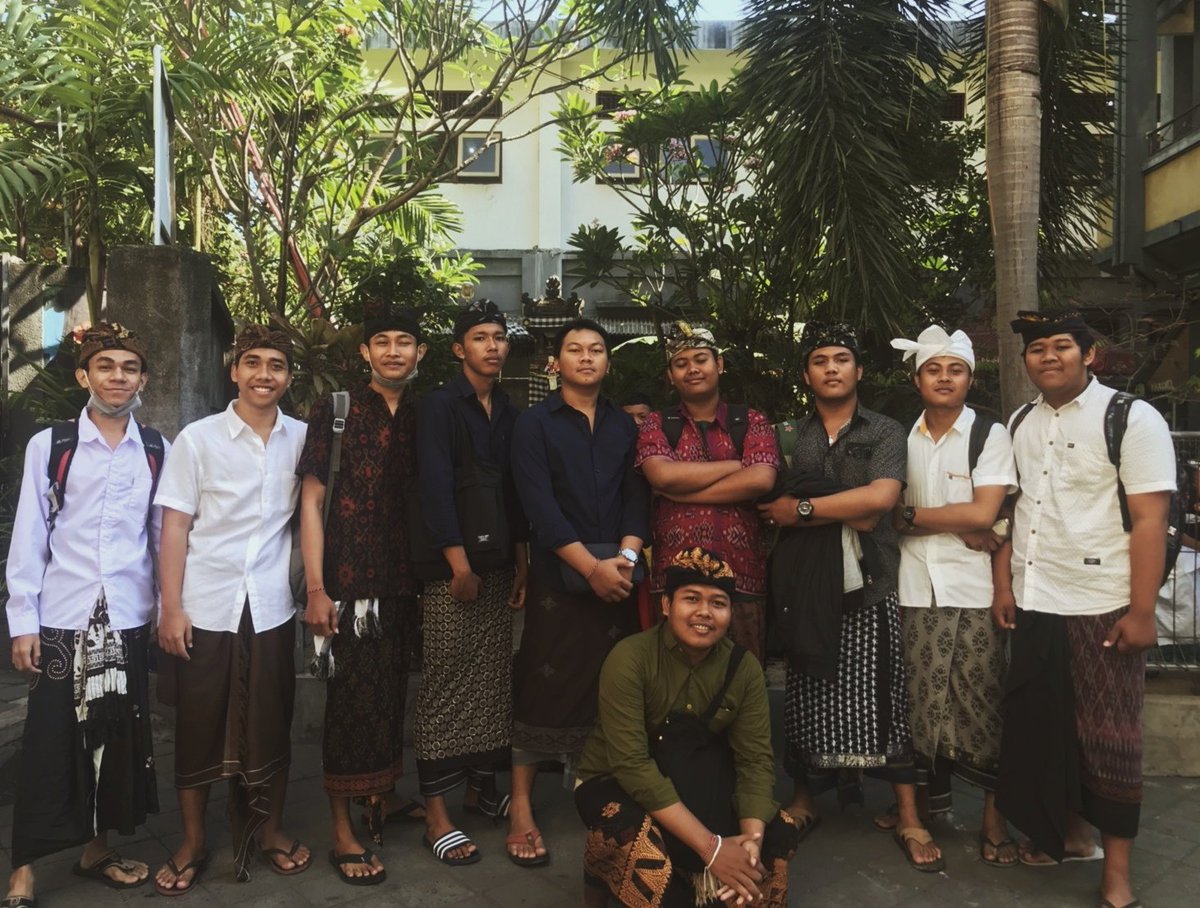 _kresn0's tweet photo. Walaupun aku muslim, di pulau yang istimewa ini tak pernah aku merasa menjadi minoritas.. https://t.co/YI8h0dA7aG