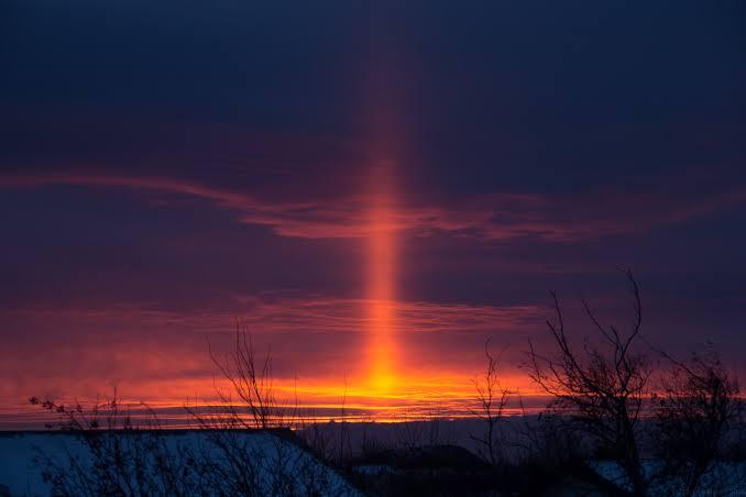 112. "Pilar cahaya" adalah fenomema alam yang terjadi ketika kristal es di atmosfer memantulkan cahaya dari suatu sumber cahaya terang (entah lampu jalanan atau Matahari), yang umumnya terjadi pada cuaca yang sangat dingin.