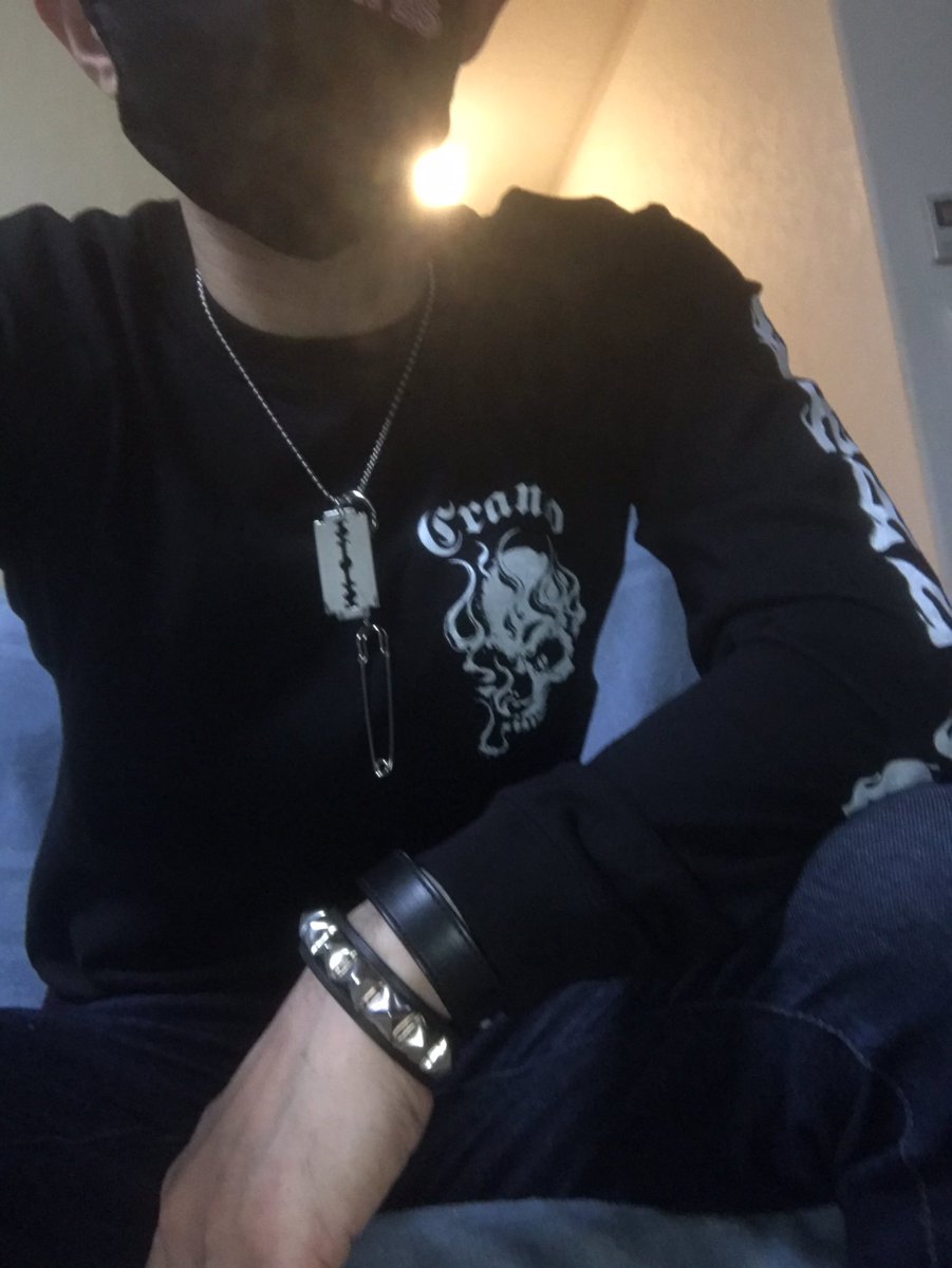 jrzero86's tweet photo. 昨日ブラックマーケットで買ったロンTにkey chain🤟
うーん
マンダム😎
#dpss
#SwindleMaskReplica https://t.co/ZMh6AjOaRq