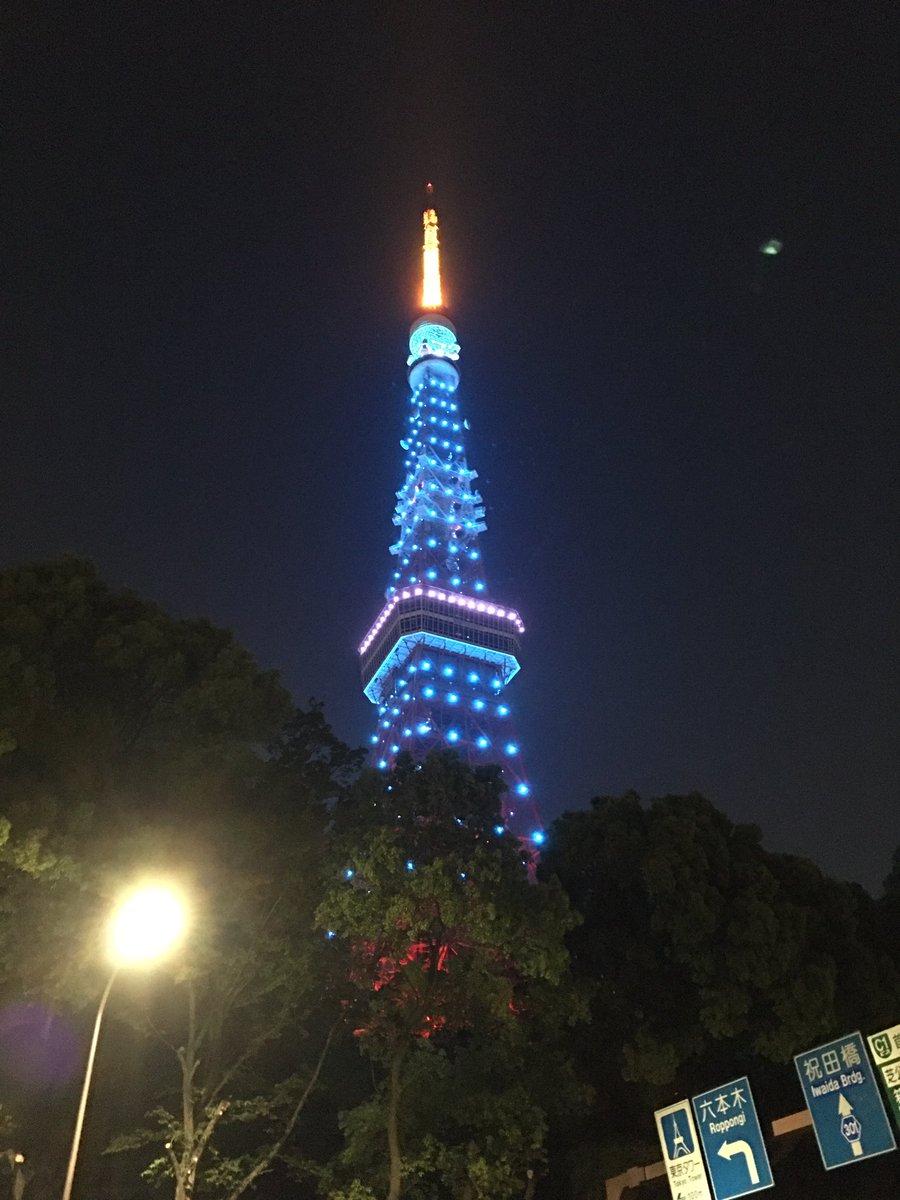 motoyoshi815's tweet photo. 昨夜(要外出の仕事)の帰り道。ブルーライト(医療従事者に感謝とエールを)の東京タワー。感謝と共に、色々考えながら、見入ってしまいました。やや感傷的になったりなんかして。各地の写真あったら見せて頂けますか？松🗼 https://t.co/fHv283kHKv