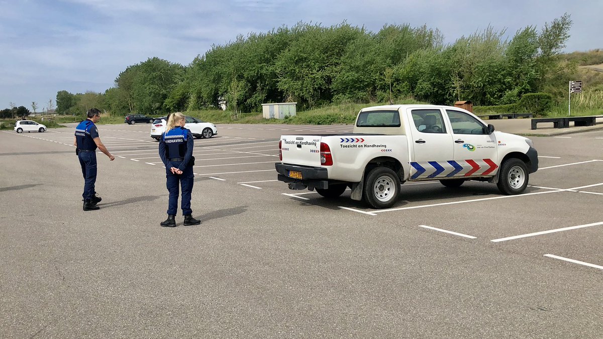 Drukte op strand Hoek van Holland, parkeerplaatsen weer dicht - Rijnmond