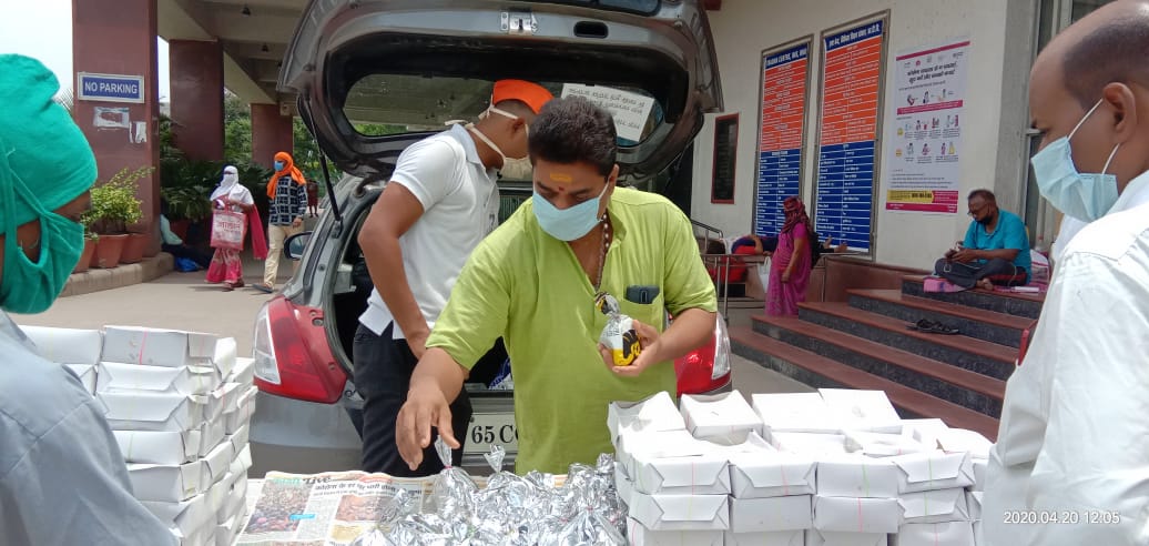 shweta59519420's tweet photo. South Indian community in Varanasi is serving stranded pilgrims in the city, patients in the hospitals, and homeless people in the city.
#Annadan #IndiaFightsCorona #Banarasi #youthfightscorona #YAAC https://t.co/Flp48qcJEd