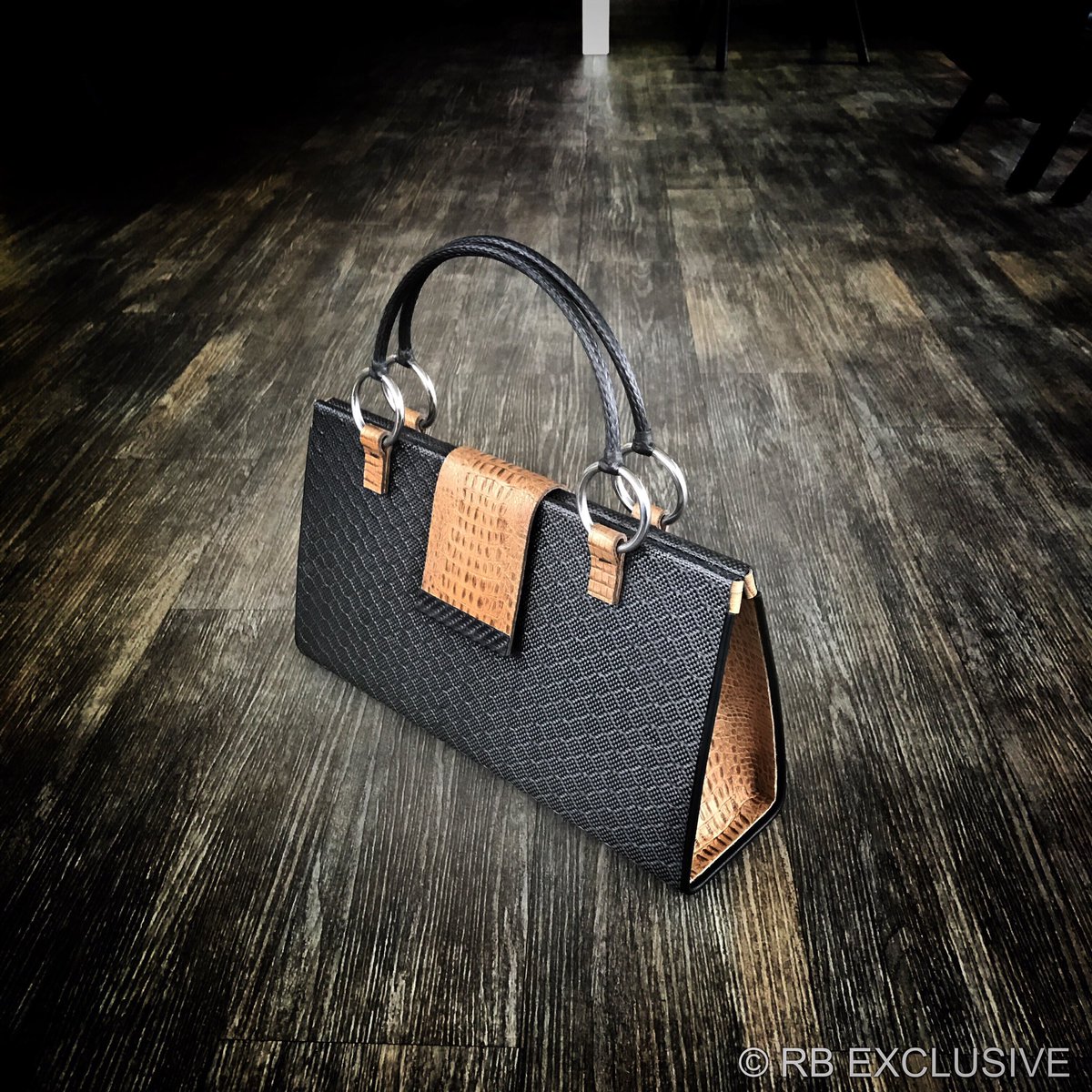 RONvandenBOSCH_'s tweet photo. Exclusieve Handtas ontworpen en handgemaakt in eigen atelier.
Een handtas gemaakt van het materiaal waar diamant uit bestaat, koolstof (carbon), hoe bijzonder is dat? Wil je meer weten of de luxe handtas in het echt zien maak dan een afspraak en kom langs
https://t.co/BHRidjhKM0 https://t.co/bFPHClwRgJ