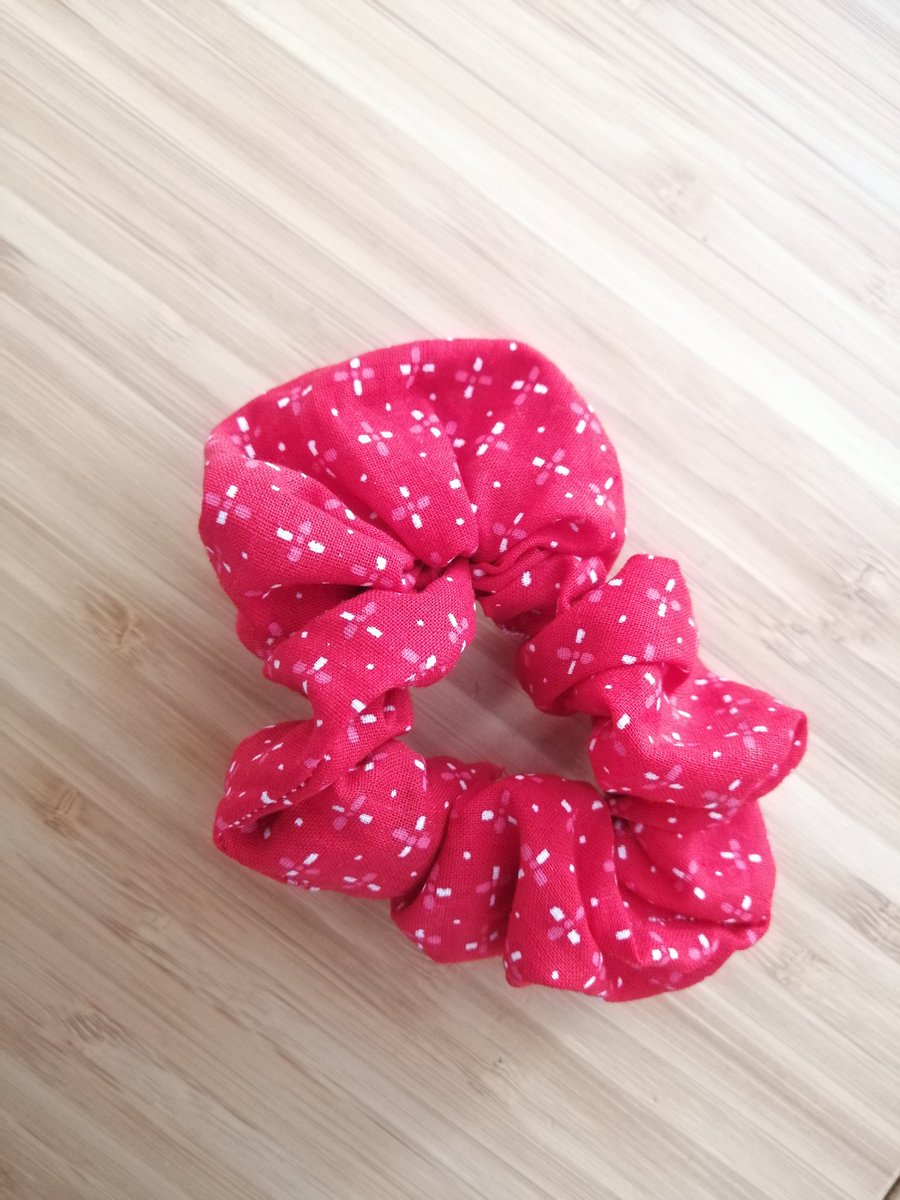 NJSimmondsbooks's tweet photo. Teaching my 12 yo how to use a sewing machine and something tells me we're all about to get A LOT of scrunchies!! #90sFlashbacks https://t.co/ytlG7ZWrHB