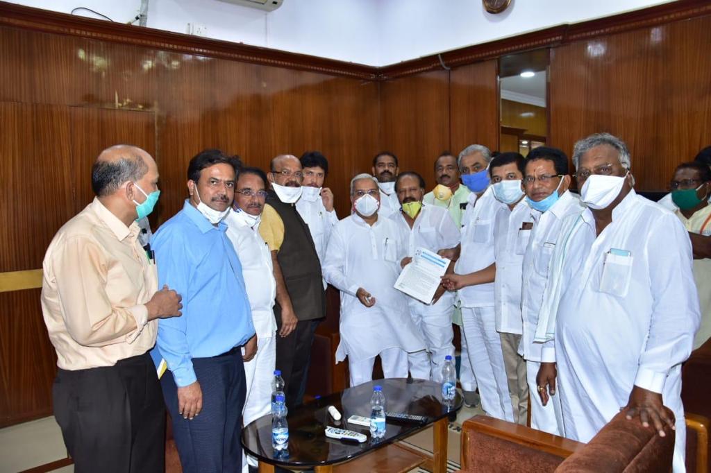 AleemIlahi's tweet photo. Do u all explain us where is the social distance? Yesterday Karnataka Deputy CM &amp; Incharge Minister of Gulbarga @GovindKarjol , Gulbarga MP @UmeshJadhav_BJP, MLA Appugouda Patil, MLA Dr Jadhav and many officials following social distancing too good. https://t.co/xMEbqdvEOD