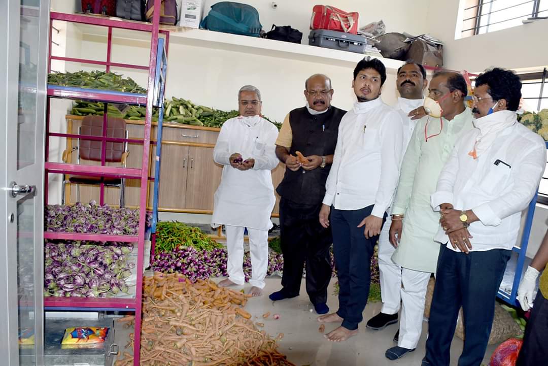 AleemIlahi's tweet photo. Do u all explain us where is the social distance? Yesterday Karnataka Deputy CM &amp; Incharge Minister of Gulbarga @GovindKarjol , Gulbarga MP @UmeshJadhav_BJP, MLA Appugouda Patil, MLA Dr Jadhav and many officials following social distancing too good. https://t.co/xMEbqdvEOD