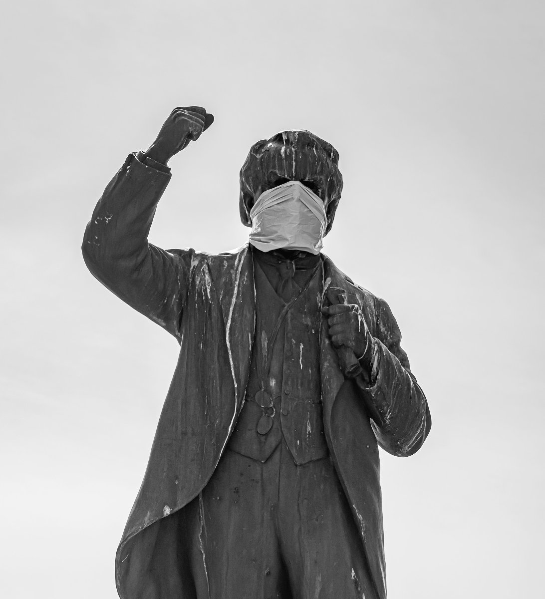 GarethJenkins6's tweet photo. It would appear that David Lloyd George is taking the lockdown seriously in Caernarfon.
#lockdownday31 #Covid_19 #documentingwales #documentingbritain #Pwllheli #Wales #bbcnews #bbcnewscoronavirus https://t.co/WtNFA82GdB