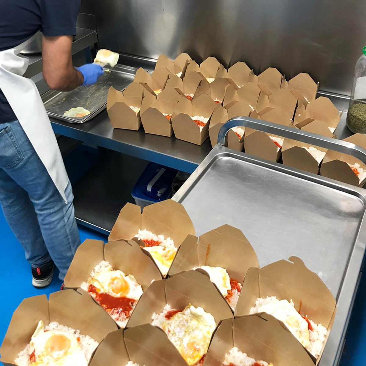 LorenaCafe's tweet photo. #FoodforFamily La imposibilidad de dar el servicio a nuestros #LorenaLovers nos dejó un vacío enorme. Por eso llevamos varias semanas cocinando de forma desinteresada para las familias más necesitadas a través de Cáritas Diocesana de Málaga😍 https://t.co/p7TAteRwIF