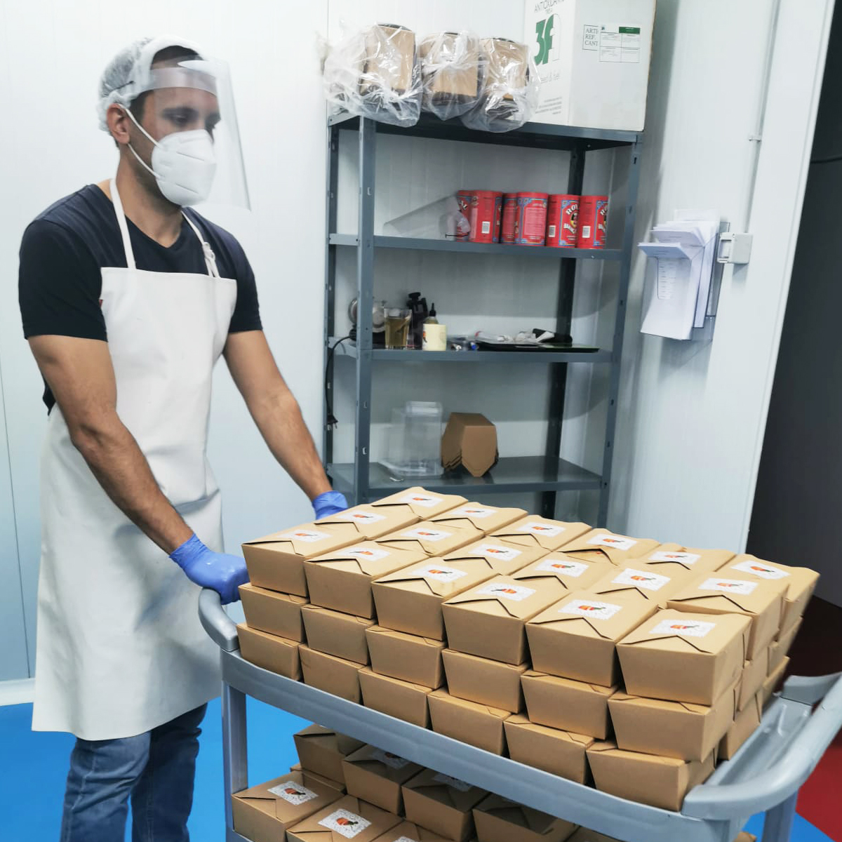 LorenaCafe's tweet photo. #FoodforFamily La imposibilidad de dar el servicio a nuestros #LorenaLovers nos dejó un vacío enorme. Por eso llevamos varias semanas cocinando de forma desinteresada para las familias más necesitadas a través de Cáritas Diocesana de Málaga😍 https://t.co/p7TAteRwIF