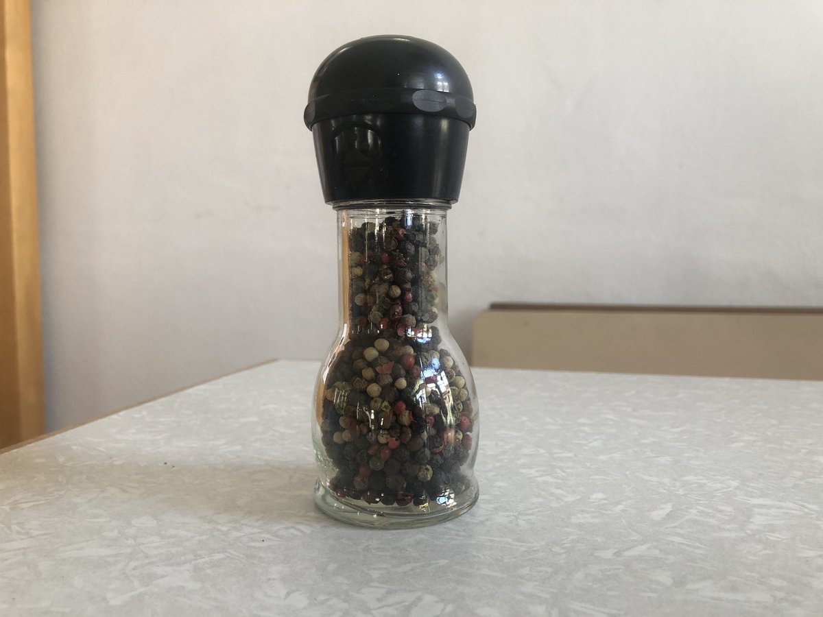 Jahrelang hab ich gerätselt, wie ich diese Wegwerf-Pfeffermühlen (die super funktionieren) nachfüllen könnte.
Jetzt bin ich draufgekommen: mit heissem wasser anwärmen und dann mit geschirrtüchern in den Händen  den plastikteil runterziehen. ist einfach nur draufgesteckt.