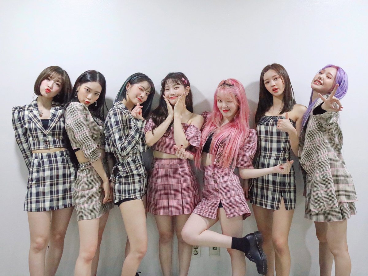 8_OHMYGIRL's tweet photo. [#OhTimes] 200503 인기가요 📸

오마이걸에게 421% 설레셨나요⁉️

#오마이걸 #OHMYGIRL #OMG 
#NONSTOP #살짝설렜어 https://t.co/r6RNFv7yHB