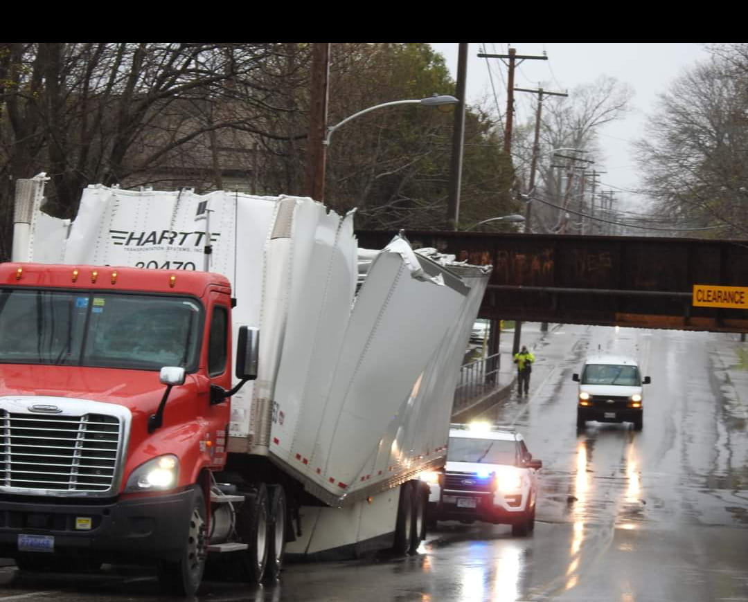 USA_Breakdown's tweet photo. Determined to make that fit huh... 🤦‍♂️

#trucker #trucking #accident https://t.co/nLBFn1cBNk