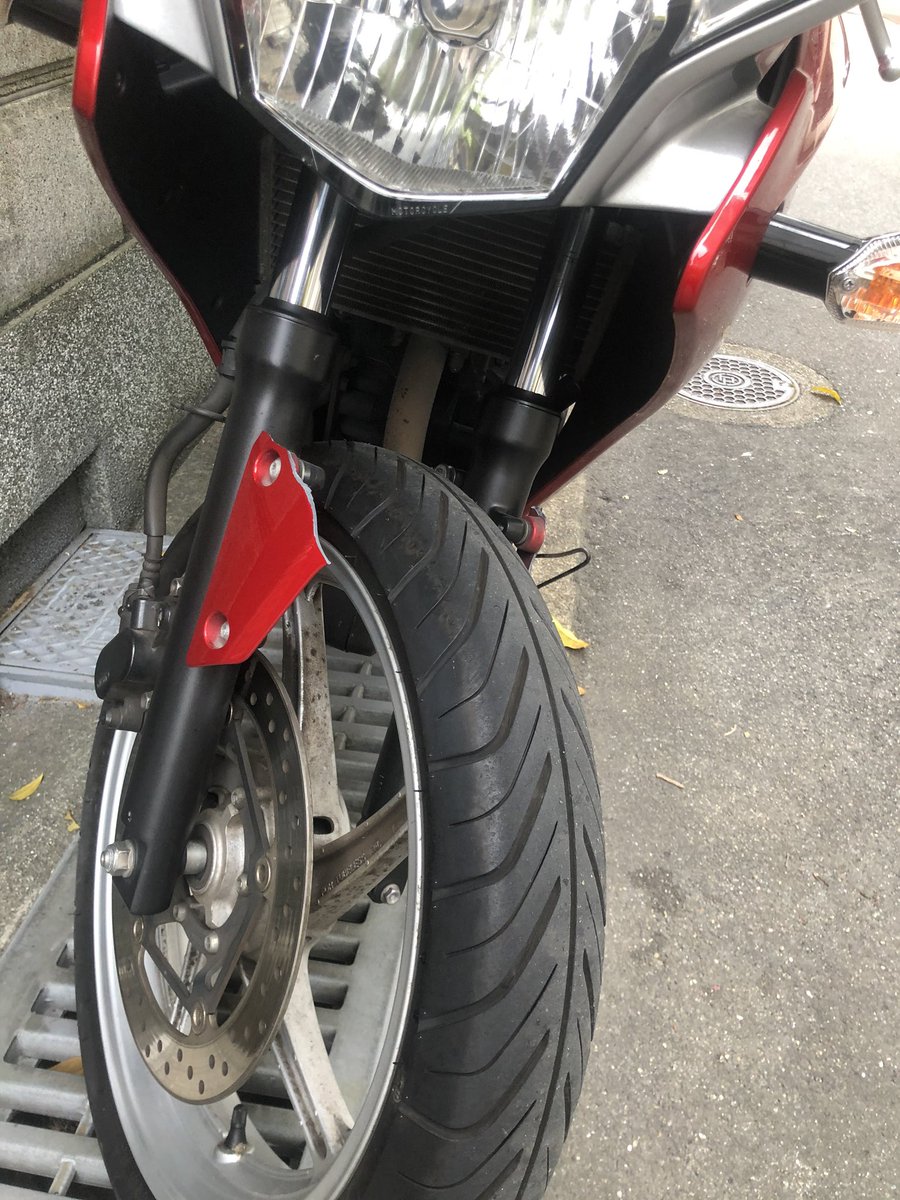 cbr25010's tweet photo. 災厄や！アースロックしたまま発進してしまって前輪のカバー壊れてしまった(　；∀；) https://t.co/OM02XE8opq