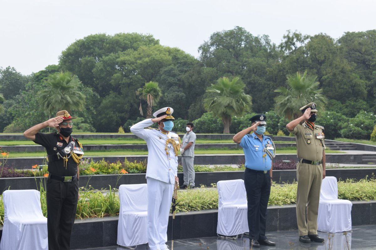 adgpi's tweet photo. #IndiaSalutes #CoronaWarriors

#IndianArmedForces thanked the #CoronaWarriors by laying tri-service wreath at National Police Memorial, Military Band Display, Aerial and Naval salute. https://t.co/89cMZ7ot8B