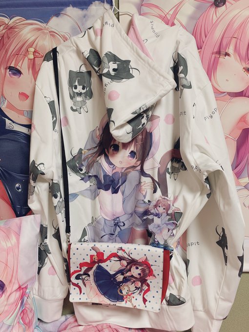 ぴよ寺むちゃ先生のひよこちゃんパーカーとアクリルフィギュアきちゃ〜!!かわいすぎる…ポシェットと添えた! 