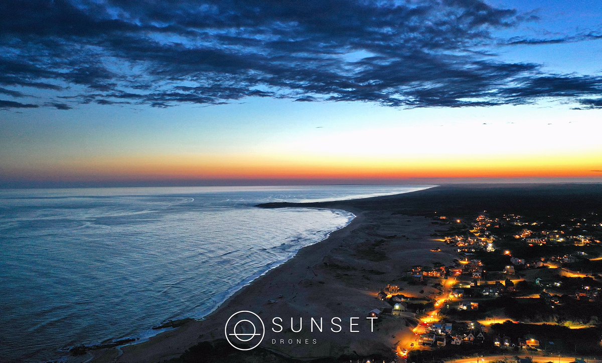 gibbon's tweet photo. Sunset na Playa de la Viuda, em Punta del Diablo, Uruguai.

Lugar mágico, do amanhecer ao anoitecer.

#sunsetdrones #imagensaereas #drone #dronephotography #dronesunset #droneuruguay #UY #uruguay #puntadeldiablo #photography #sunsetphotography #dji #mavic2pro #skypixel https://t.co/cVjTKpnQQr