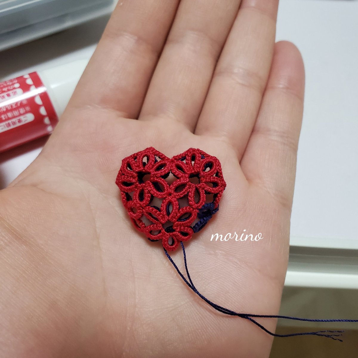 森乃 Itotonekoto オリジナルで もっとまるっこいふっくらハートにしたくて作りました 編み図考えながらなので 取り敢えずシャトルに巻いてた糸使ったから部分的に色ちがうくて変です まだ糸切ってないし タティングレース オリムパス 40番