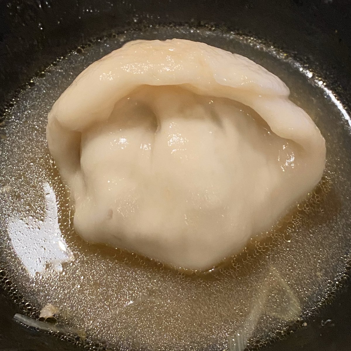 ch1cala's tweet photo. 千葉県松戸市のベーカリー「圓満」さんから取り寄せてた大きな餃子を、鍋に入れたりカレーに入れたりして楽しんでいる。皮がモチモチで、餡もボリュームたっぷりでプリプリな海老などが入ってるから、とても食べ応えがあります。 #GyozaWeek #餃子 #ぎょうざ #ギョーザ #gyoza #千葉県松戸市 https://t.co/Ohn9wfA7el