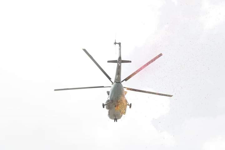 NareshBagda07's tweet photo. कोरोना योद्धाओं को तीनों सेनाओं की सलामी...राजस्थान के एसएमएस अस्पताल में वायु सेना ने  पुष्प वर्षा की....भारतीय सेना ��ूरे देश में हैलीकाप्टर से अस्पतालों में पुष्प वर्षा कर रही है...!
#IndianArmy #CoronaWarriors #IndianCoronaWarriors l https://t.co/vCFbysTa15