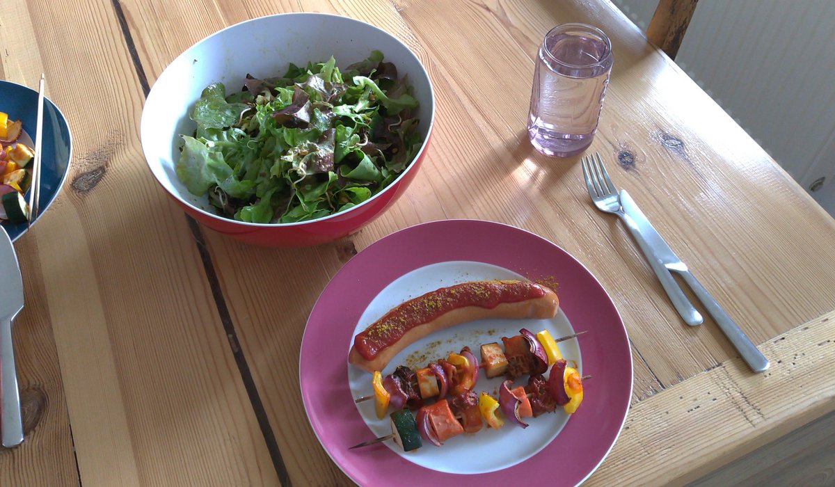 Harry_Mitt's tweet photo. Klassiker neu Aufgelegt - Currywurst heute mit Zucchini-Morchel-Spießchen. #geilesEssen #food 👍😎😁😜😋😋😋😋😋 #essen #kochen - Allen ein schönes, gesundes Wochenende🍹 https://t.co/4KohRcJLcs