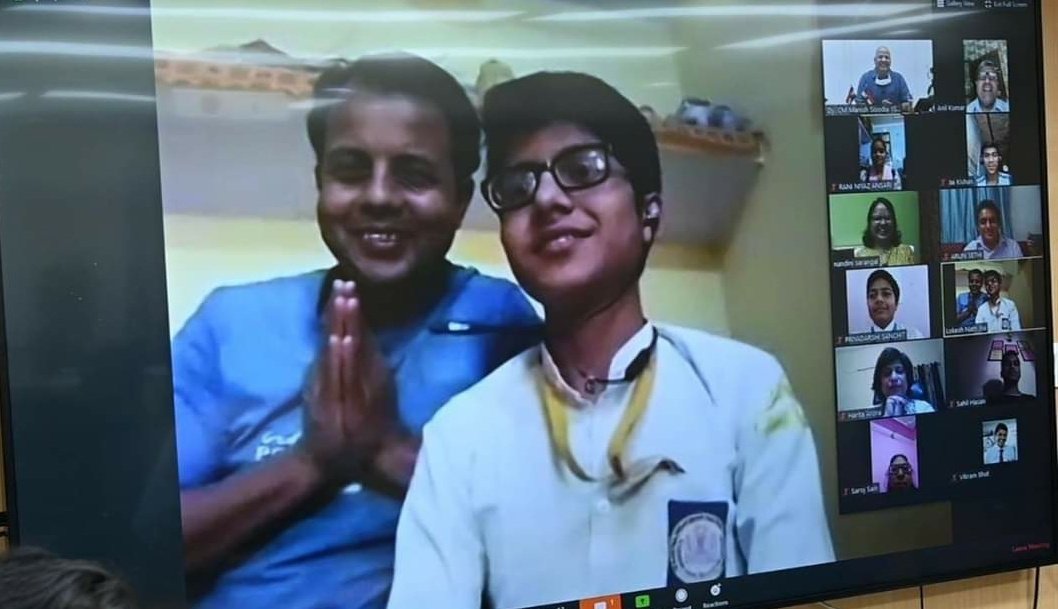 ImJitenderSati's tweet photo. Report card of Delhi Government education system during lockdown:

🌈 1.3 lakh  students registered in online classes for grade 12th run by  Delhi govt. teachers

🌈 More than 12 lakh families getting SMS alert for daily #Happinessclasses at 4:00 p.m.

#KejriwalShowsTheWay ↕️ https://t.co/XvXyT3eWmA