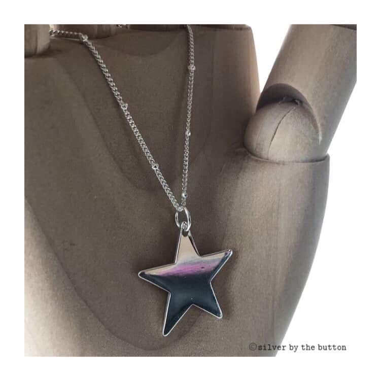 buttonprinces's tweet photo. @HandmadeHour ‘ello...Emma creator is #shinygoodness here 👋🏻 Hoping you all have a lovely Sunday 🇬🇧 https://t.co/dnJEhccNrK