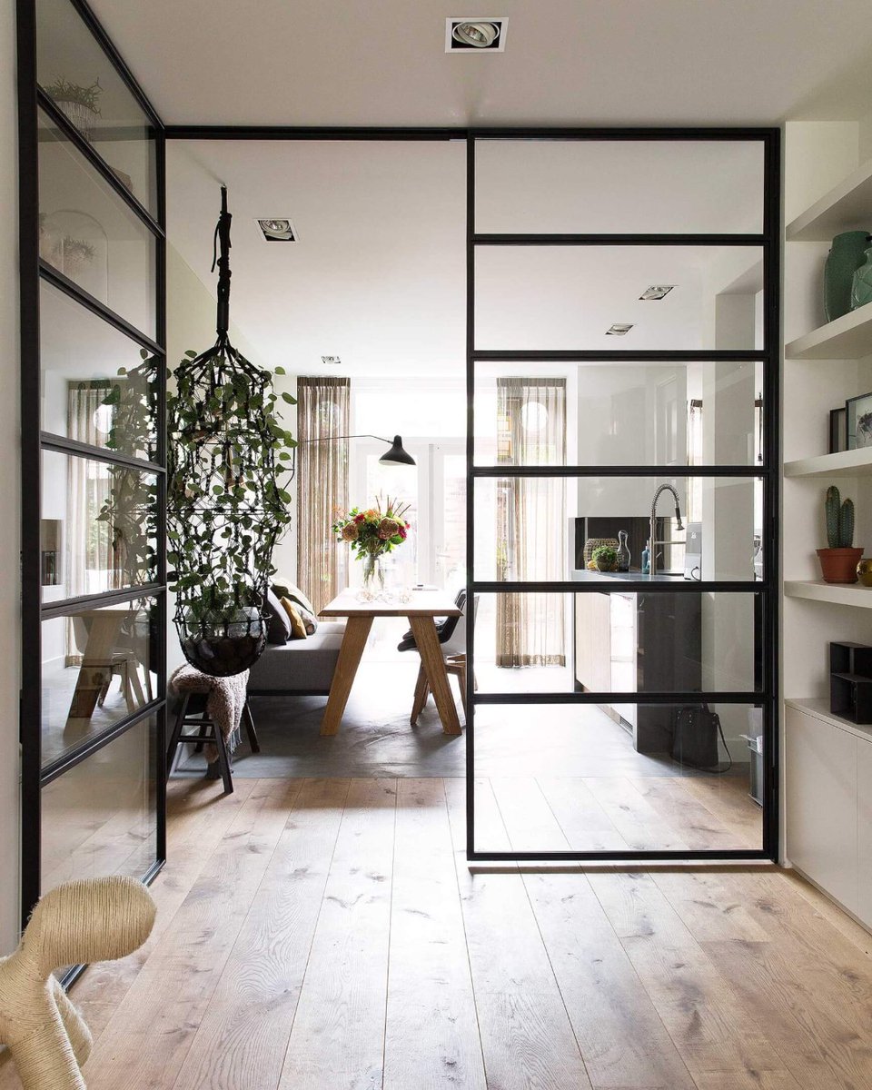 Industrial-looking steel frame partitions, such as Crittall Windows, is a popular option for open plan living.
-
📷vtwonen