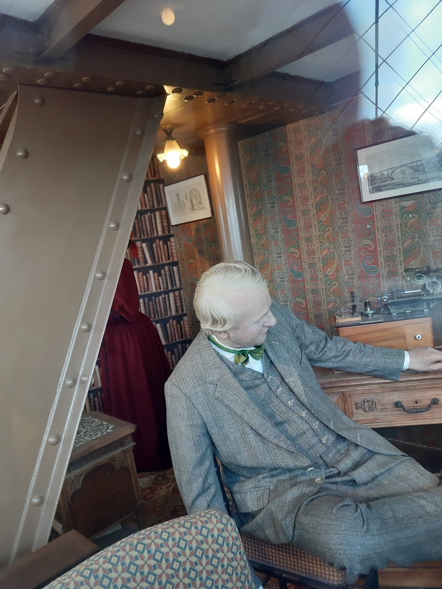 LegendsJournal's tweet photo. Gustave Eiffel'in, Eiffel Kulesi'nin tepesindeki ofisi. Bu sahnede, Thomas Edison'ın 10 Eylül 1889'da Gustave'ı ziyaret etmesi canlandırılmış. https://t.co/eCCeSm7LNR