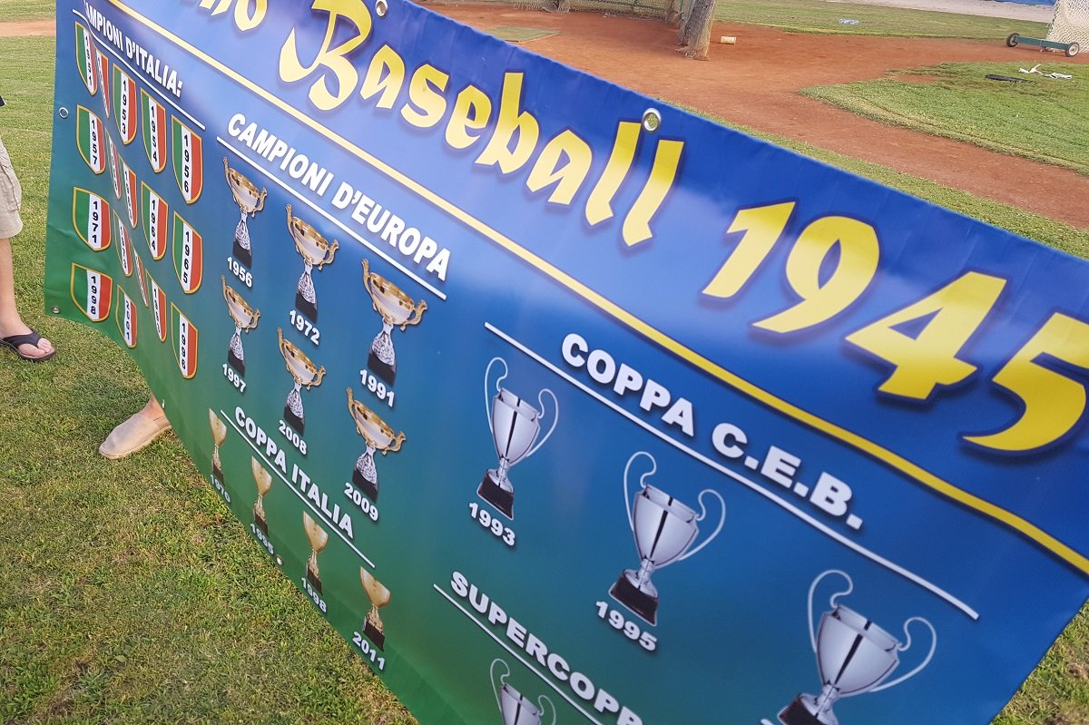 FunClubNettuno's tweet photo. I veri tifosi del #NettunoBaseball lo sapevano da tempo quale era la prima squadra della città! Ed è per loro che abbiamo lottato per dare un futuro serio, onesto e credibile alla gloriosa storia del #baseball nettunese! Ancora grazie a Voi splendidi tifosi per questo regalo! https://t.co/RjkY1ZpWyS