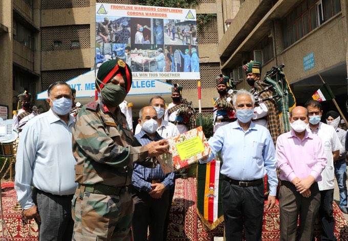 reasilinks's tweet photo. #ArmedForcesSaluteCoronaWarriors frontline warriors of #MiranSahibBde #TigerDiv honour #Doctors, Paramedics, Hlth workers of Med College #Jammu & expressed gratitude. Presented
WHO standard alcohol based #HandSanitizer by MiranSahibBde EME workshop & greeting cards from children https://t.co/z0dtpGpLUE