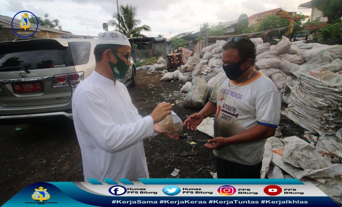 Humas_PpsBitung's tweet photo. (03/05),  Hari ke-4 "Gerakan 100 bungkus Nasi Ikan". Kali Ini PPS Bitung fokus berbagi nasi ikan door to door di kampung Candi, Bitung. Mereka sangat bersyukur dan berterimakasih. Jangan lupa makan Ikan ya #NasiIkan
@Edhy_Prabowo @kkpgoid @mzulficar @djpt_kkp @DitPSDI https://t.co/b139emk9nc