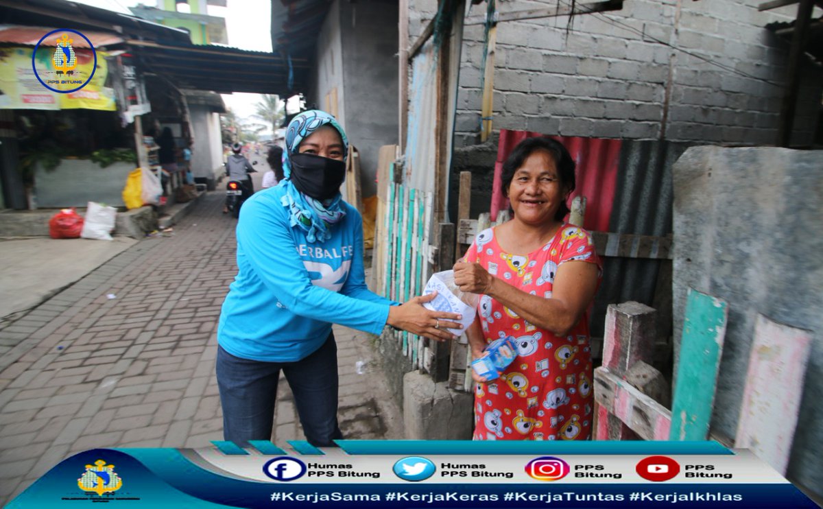 Humas_PpsBitung's tweet photo. (03/05),  Hari ke-4 "Gerakan 100 bungkus Nasi Ikan". Kali Ini PPS Bitung fokus berbagi nasi ikan door to door di kampung Candi, Bitung. Mereka sangat bersyukur dan berterimakasih. Jangan lupa makan Ikan ya #NasiIkan
@Edhy_Prabowo @kkpgoid @mzulficar @djpt_kkp @DitPSDI https://t.co/b139emk9nc