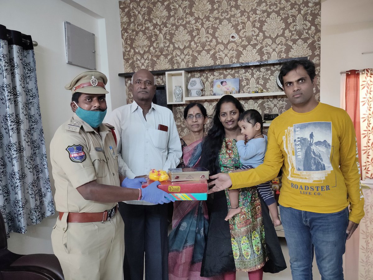 DivyaEnganti's tweet photo. @KTRoffice @KTRTRS @AcpKushaiguda 
Thank you sirs for the gifts. We were worried that we couldn't celebrate the first birthday of our son. 

With your support, it has become a wonderful experience for us which we will cherish for lifetime. https://t.co/02g39a3qWL