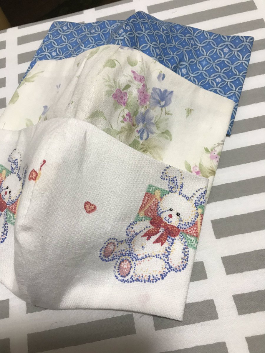 スカーレット工房 イベント未定 در توییتر 暇なので手作りマスク作った ミシン糸が行方不明になっているので手縫いだよ ウサギさんはホビーラホビーレの昔の限定 スミレ柄はカネボウの限定プリント チェーンメイル柄はリバティです 手作りマスク 限定プリント