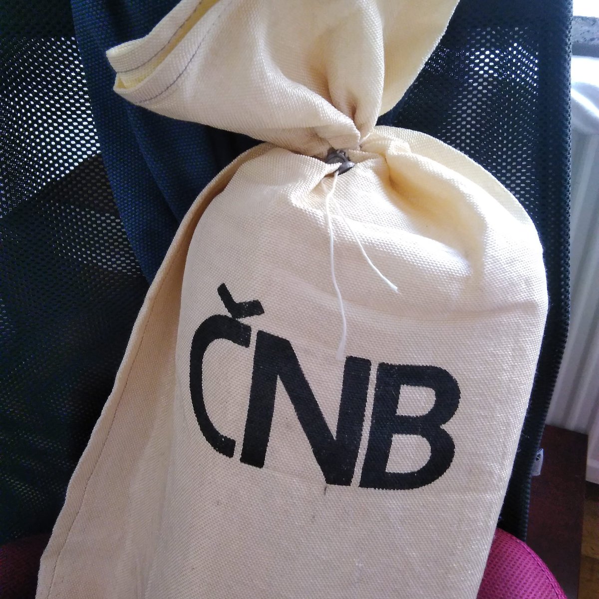 NumismatikaS's tweet photo. Balení sběratelskych mincí ČNB. https://t.co/DWr9rUjqav