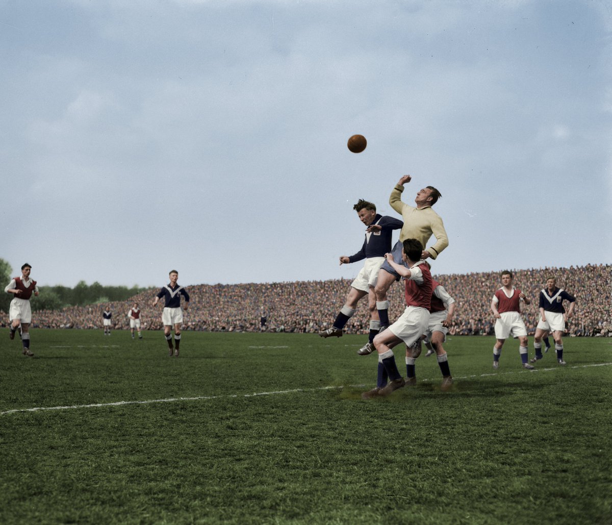in_kleur's tweet photo. Piet Kraak stompt de bal weg voor de ogen van Abe Lenstra tijdens het duel Sportclub Enschede tegen USV Elinkwijk in het Diekman stadion op 21 mei 1956. 

#Sportclub #Enschede #Elinkwijk #Abe #Lenstra https://t.co/VkIWQHq3Su
