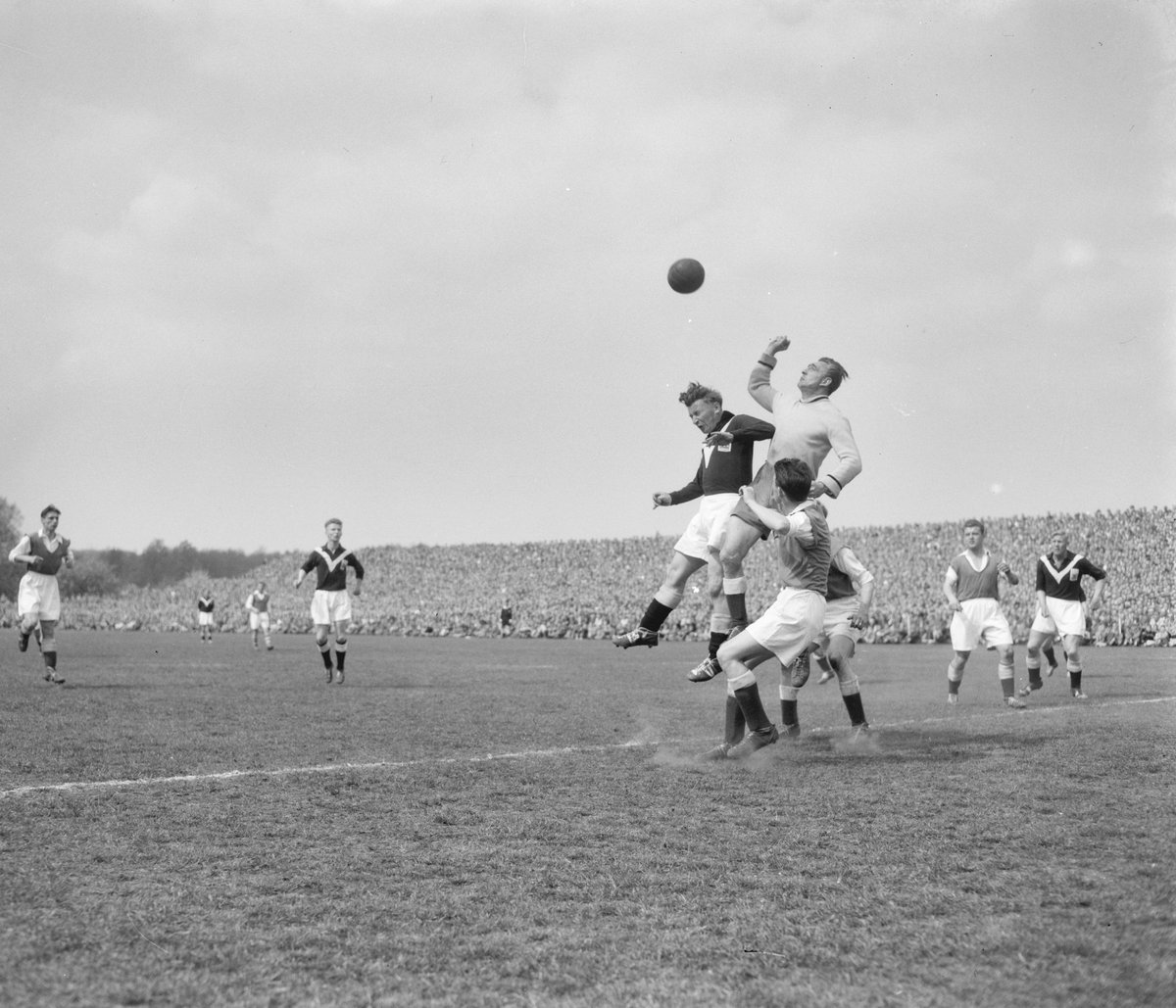 in_kleur's tweet photo. Piet Kraak stompt de bal weg voor de ogen van Abe Lenstra tijdens het duel Sportclub Enschede tegen USV Elinkwijk in het Diekman stadion op 21 mei 1956. 

#Sportclub #Enschede #Elinkwijk #Abe #Lenstra https://t.co/VkIWQHq3Su