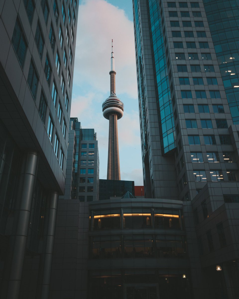 TRAVELSWITHY0U's tweet photo. CN Tower - @torontolife #toronto #travelswithyou #photographer #photography #streetphotography https://t.co/4bCDF5zXta