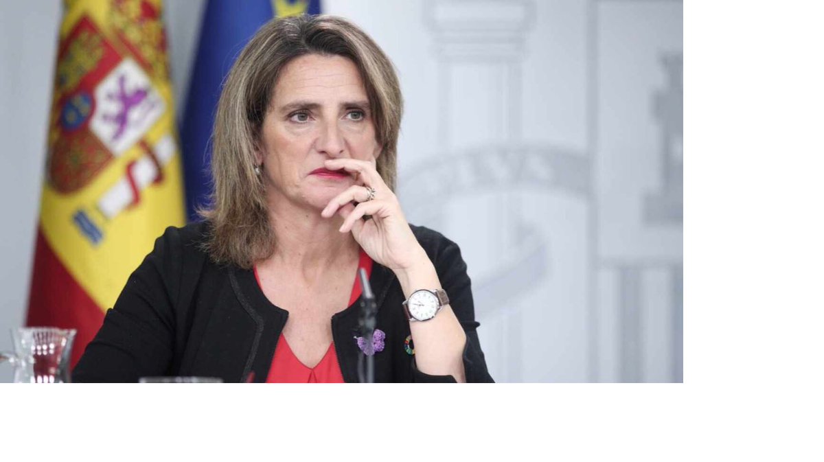 jbonR's tweet photo. ¡No me lo puedo creer! 😂😂
La vicepresidenta cuarta del Gobierno
Teresa Ribera
según el gobierno, uno de sus mejores cerebros
dice que «Portugal contuvo mejor la epidemia porque venía del este y ellos están un poco más al oeste y pudieron pararla un poco antes» ¡Glorioso! 🤣🤣🤣 https://t.co/rDBDqmM3eg