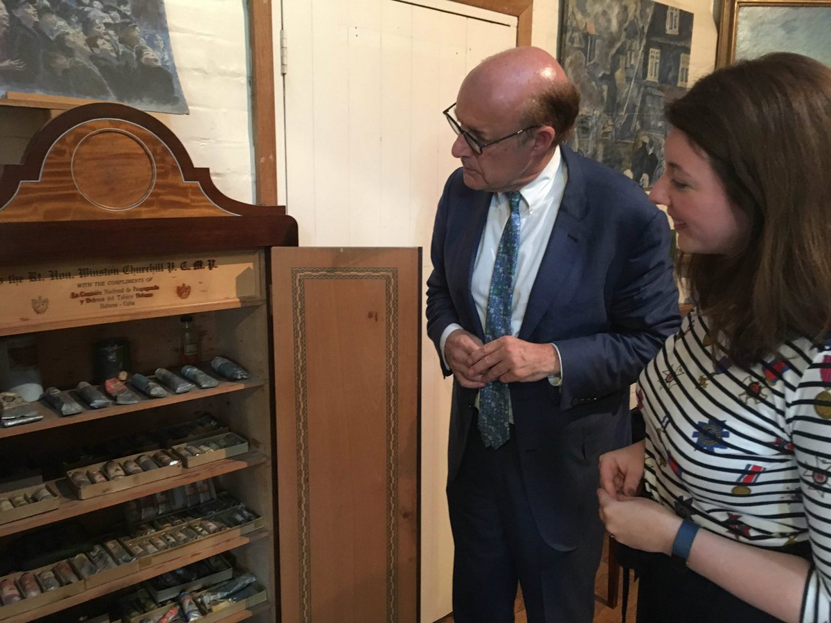 katieculture's tweet photo. Today's #ChartwellObjectOfTheDay #No24 @ChartwellNT
is this sizeable #cigar #humidor.
Seen below with #SirDavidCannadine and I during the recording of @BBCRadio4's #PrimeMinistersProps - the interview with me can be heard here: https://t.co/QYumkCDlKp (5:50-7:45)
(1/5) https://t.co/LJQOwFeL7U