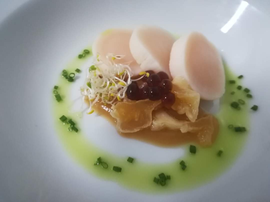 catering_costa's tweet photo. Así se presenta en la mesa nuestro ajoblanco con vieira y manzana en texturas con perlas de soja, para a continuación verter el ajoblanco en el plato.
#cateringgastronómico, #comerbienenunabodaesposible, #comebienentuboda, #bodasconsabor. https://t.co/yskj1StEeL