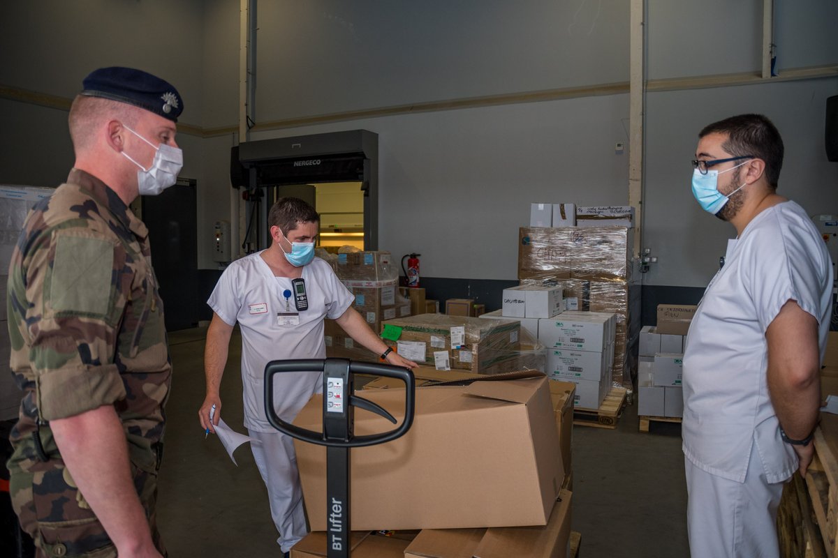 armeedeTerre's tweet photo. Entre le 28 et le 29 avril, les militaires du #12RC engagés sur l’opération #Résilience, ont livré du matériel sanitaire à 80 EHPAD et établissements de santé.
👉https://t.co/Ec6NTS2x17 https://t.co/EHXLc4N4fK