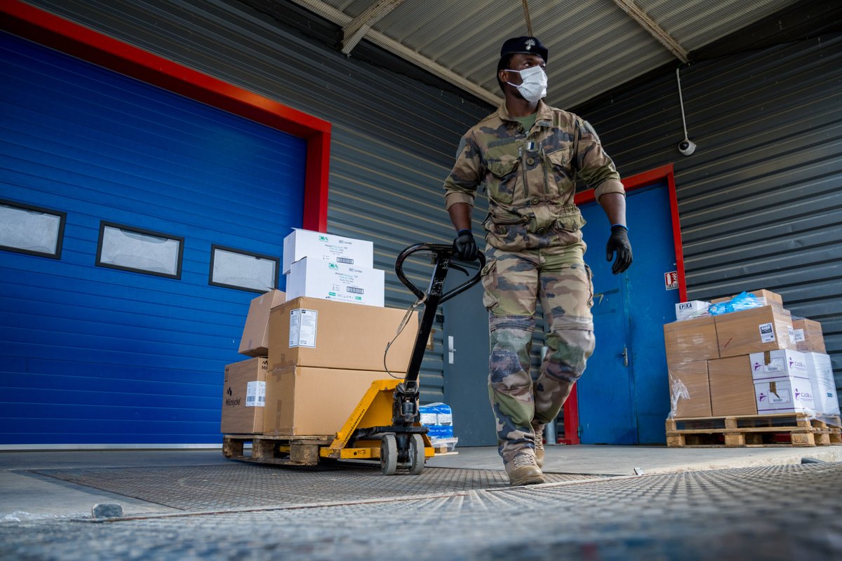 armeedeTerre's tweet photo. Entre le 28 et le 29 avril, les militaires du #12RC engagés sur l’opération #Résilience, ont livré du matériel sanitaire à 80 EHPAD et établissements de santé.
👉https://t.co/Ec6NTS2x17 https://t.co/EHXLc4N4fK