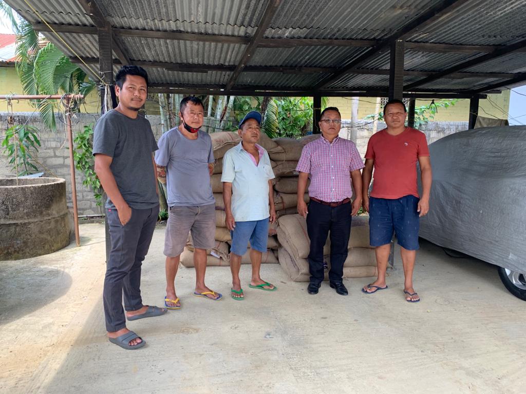 jacob_zhimomi's tweet photo. Distributed essential commodities to d various categories of people requiring assistance at Dimapur district today .#Covid_19 #StayAwareStaySafe
#chumukedima
#seithekima
#constituencyupdate https://t.co/SfpNPI73I5