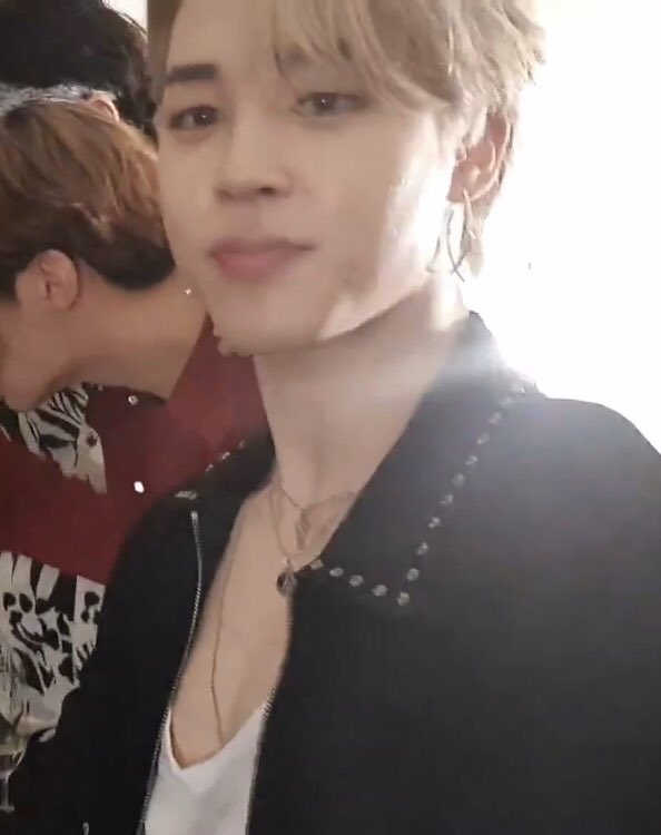 ピョン この時のジミンさんの耳かけヘアセット 胸元の開いた服 慣れた手つきでお酒を開ける姿 全身からエロスが溢れ出てるナンバー１ホストだからほんと好き