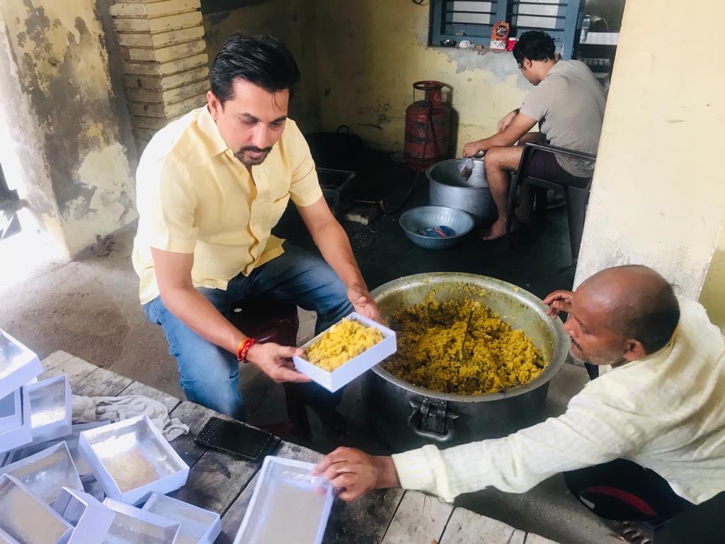 IFAyodhya's tweet photo. इछवाकपुरी फाउंडेशन द्वारा जरूरतमंदो ,मजदूरों, को रोज वितरित किया जा रहा है भोजन और फल!
नर सेवा नारायण सेवा की ओर दिनप्रतिदिन अग्रसर इक्ष्वाकुपुरी फाउंडेशन| #day19 #lockdownphase-2 #teamIFA #stayhome 🏠 #staysafe #fightagainstcoronavirus 🦠 @IndiathinkOrg @ITC_SaurabhP @PMOIndia https://t.co/AWhppHwkXN