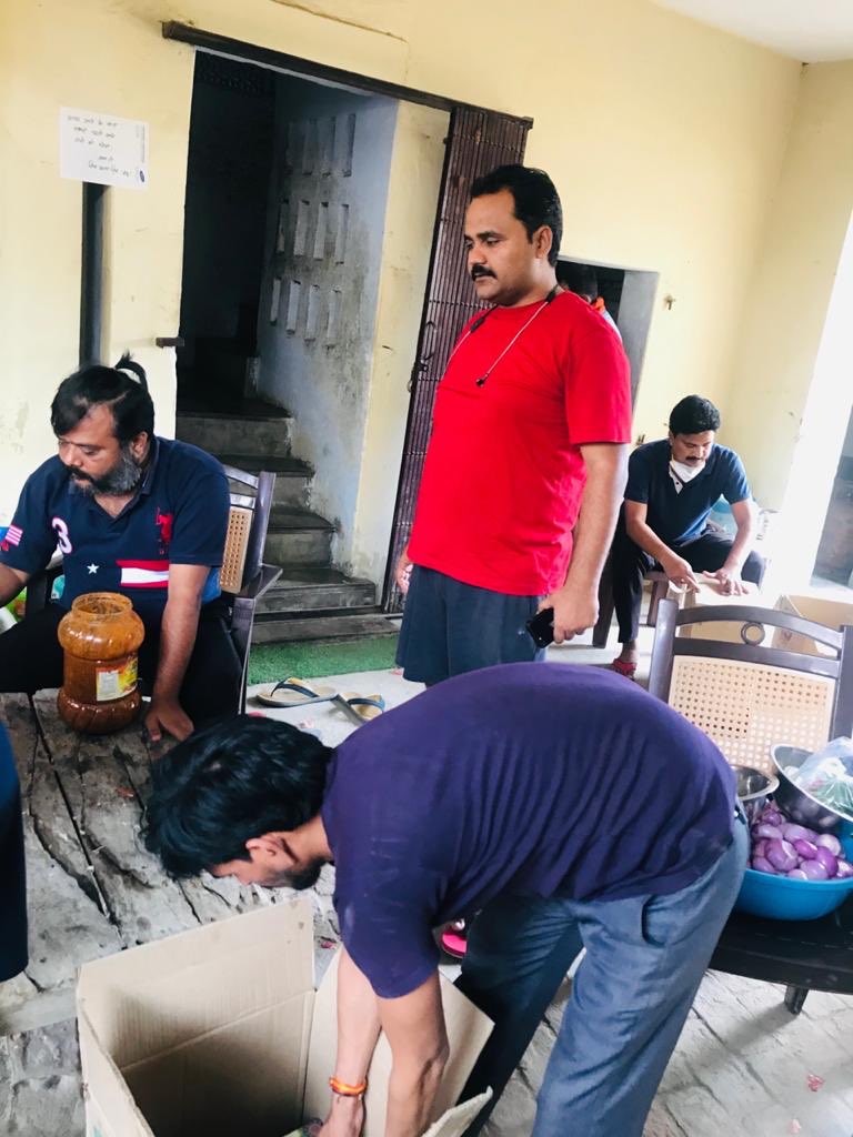 IFAyodhya's tweet photo. इछवाकपुरी फाउंडेशन द्वारा जरूरतमंदो ,मजदूरों, को रोज वितरित किया जा रहा है भोजन और फल!
नर सेवा नारायण सेवा की ओर दिनप्रतिदिन अग्रसर इक्ष्वाकुपुरी फाउंडेशन| #day19 #lockdownphase-2 #teamIFA #stayhome 🏠 #staysafe #fightagainstcoronavirus 🦠 @IndiathinkOrg @ITC_SaurabhP @PMOIndia https://t.co/AWhppHwkXN