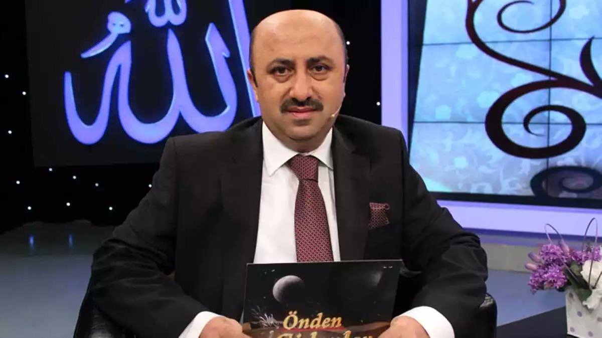 İnna lillahi ve inna ileyhi raciûn.

Ömer Döngeloğlu Hocamızın vefatını derin bir üzüntü ile öğrenmiş oldum.

Sıkıntılı günlerindeki duruşuna, merhamet yüklü insanlığına, hayra davet konusunda gayretine hepimiz şahidiz.

Mevlam taksiratını affeylesin, mekânı cennet eylesin.