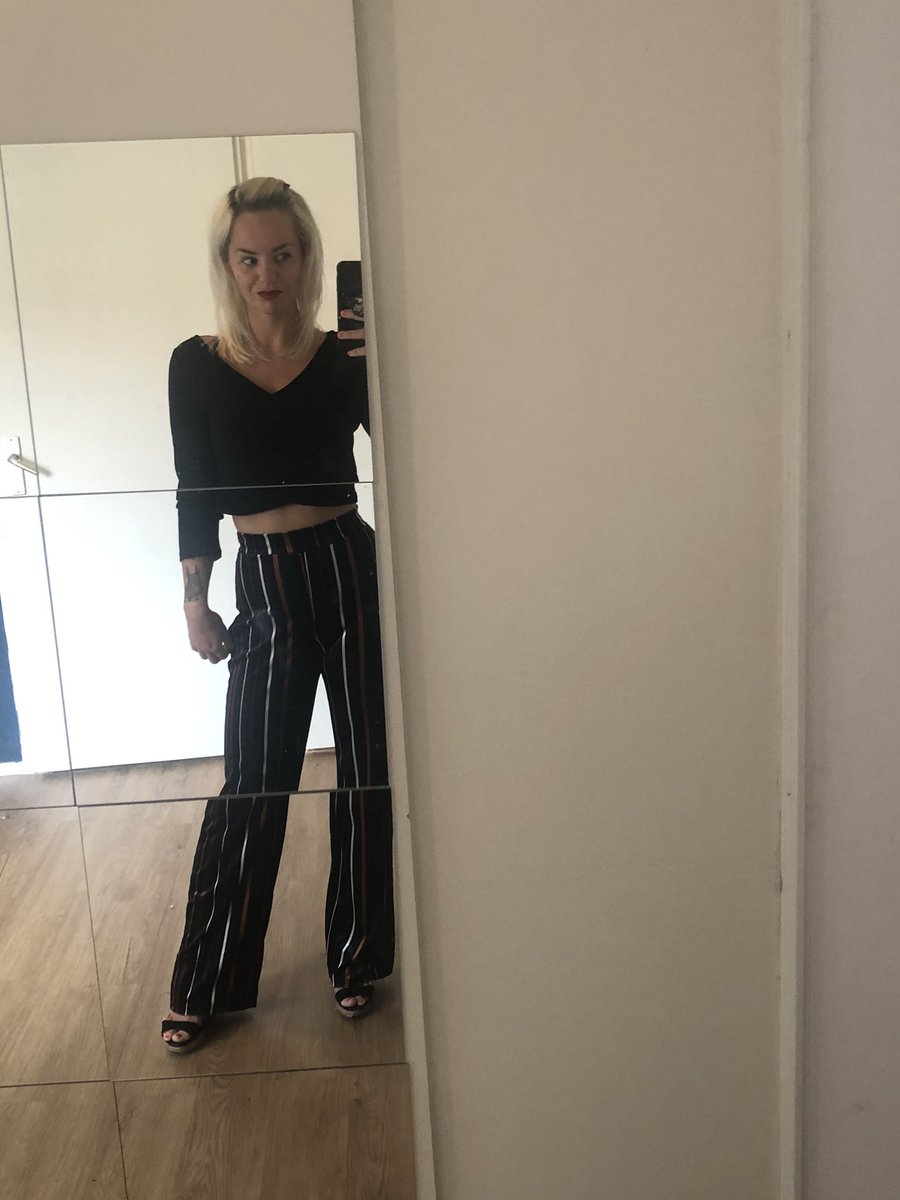 Mega onzeker over deze look😅🤷🏼‍♀️. #onzekerheid #lookoftheday #lookbook #croptop #outfitinspiration #outfitoftheday #pullandbear #waistline #happyday #enjoy #enjoylife #vlogger #dutch #dutchvlogger #mirrorselfie #selfie #morningselfie #insecure #insecurities #bodyconcious