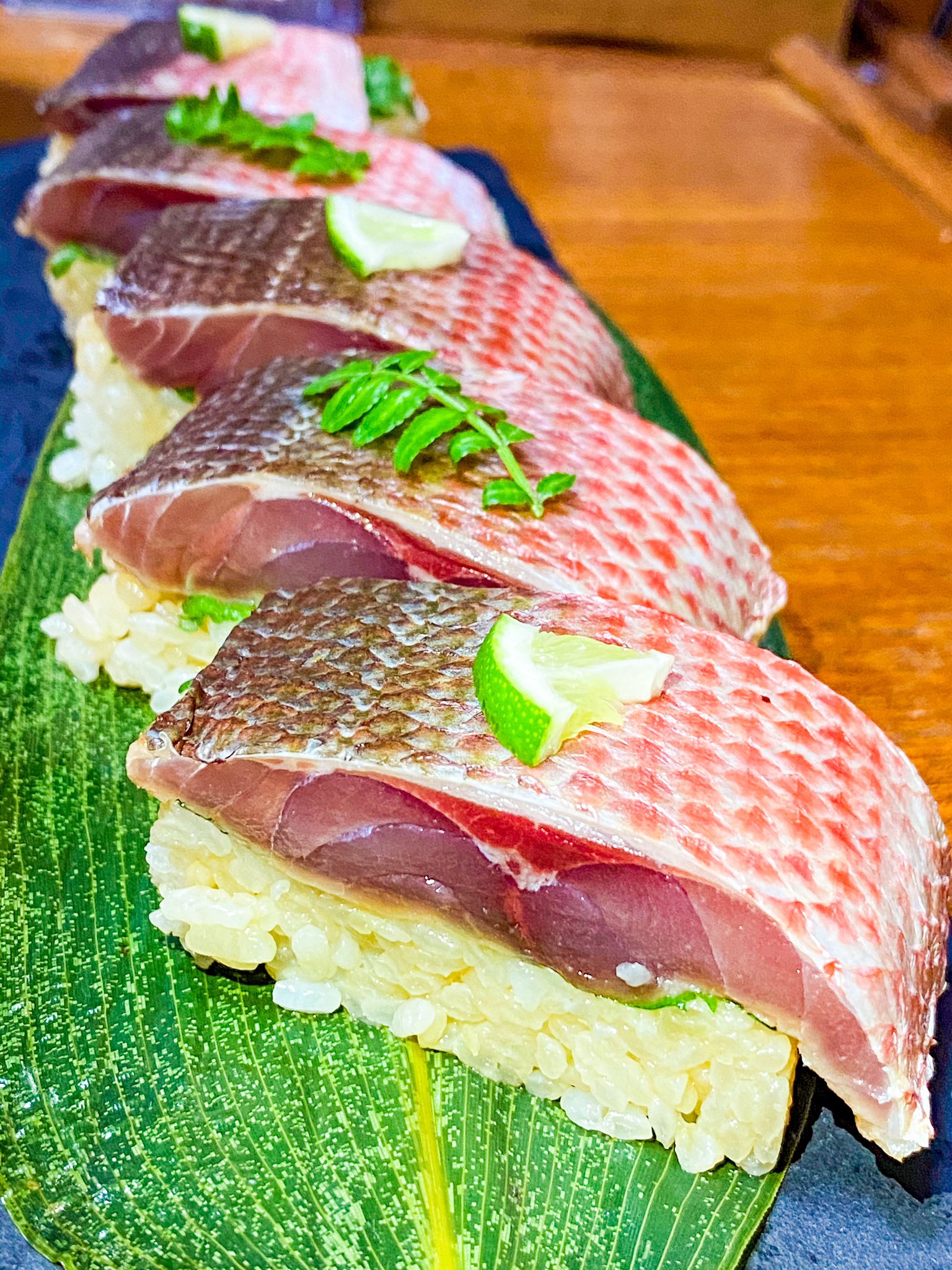 Funa ハチビキ 赤サバ を酢締めにして押し寿司にしたらなかなか鮮やかな一品になった 皮が厚くてこの後結局炙って食べ たんだけど その方がずっと美味い T Co O2gdpnwj00 Twitter